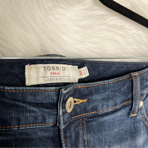 Torrid Feel The Fit Dark Blue Denim Shorts Size 22 - Picture 3 of 4